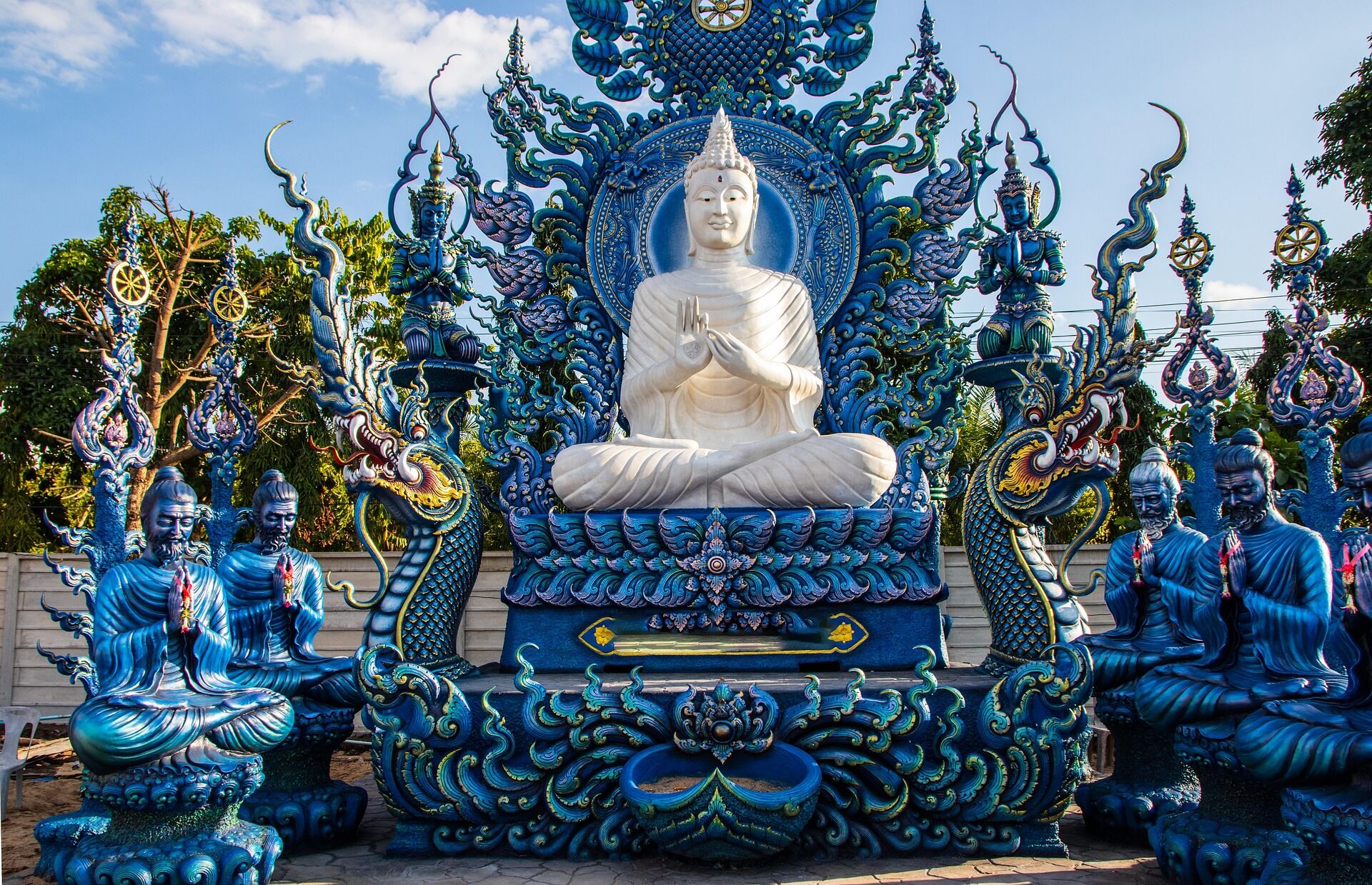 Capture the dazzling beauty of Chiang Rai’s temples in dry season